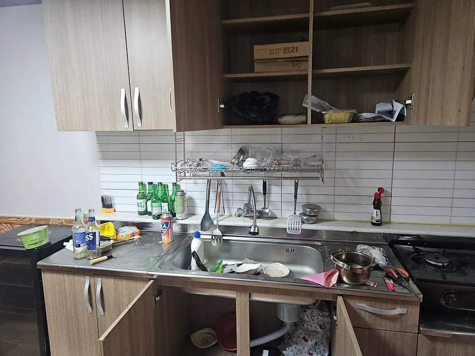살림이 남아 있는 주방 수납장